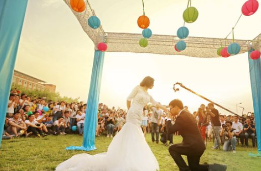 我院校友回母校办婚礼