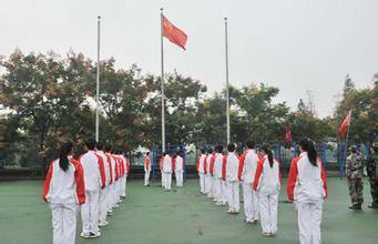 我校举行新学期升旗仪式
